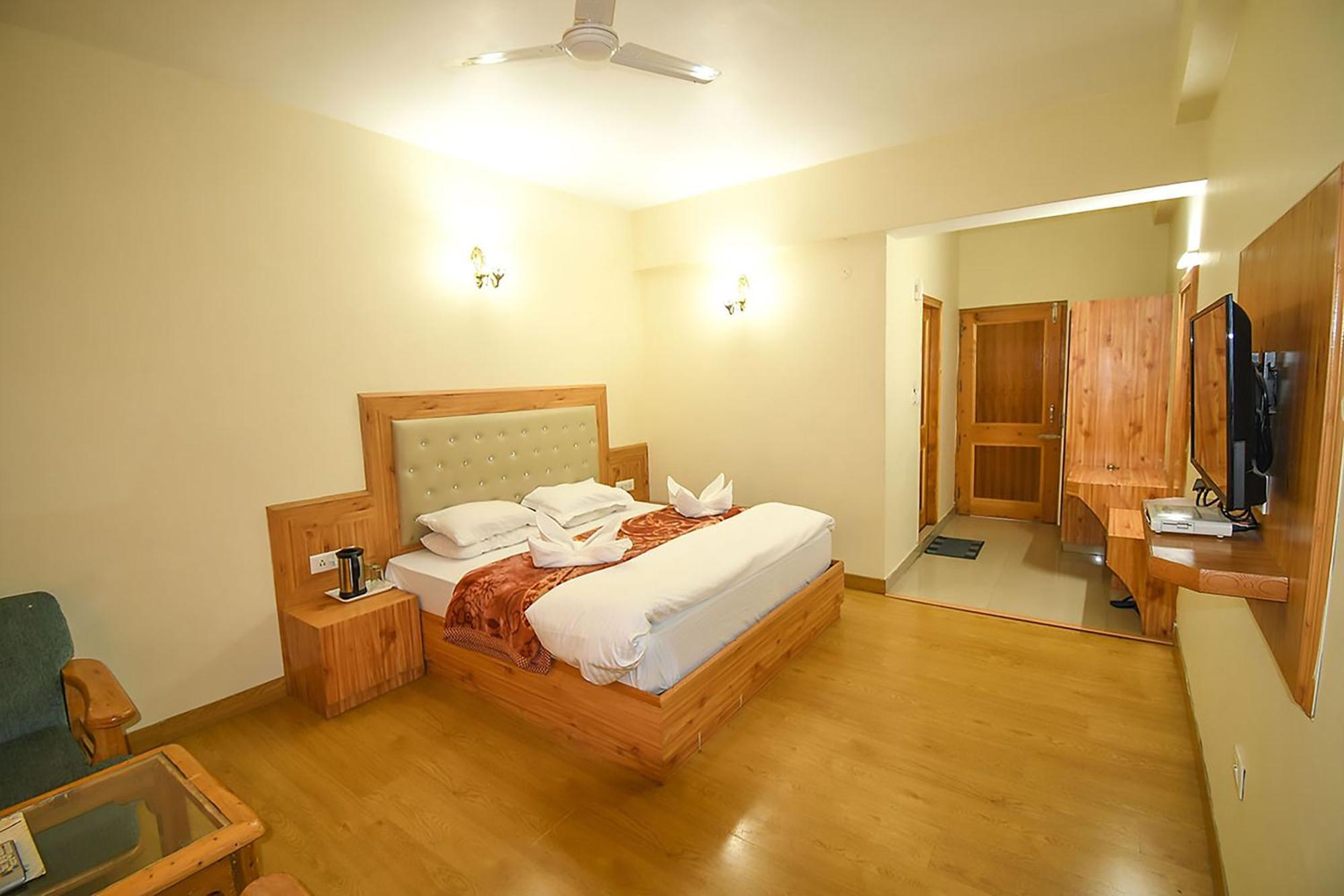New Ambika International Mall Road Hotel Манали Экстерьер фото